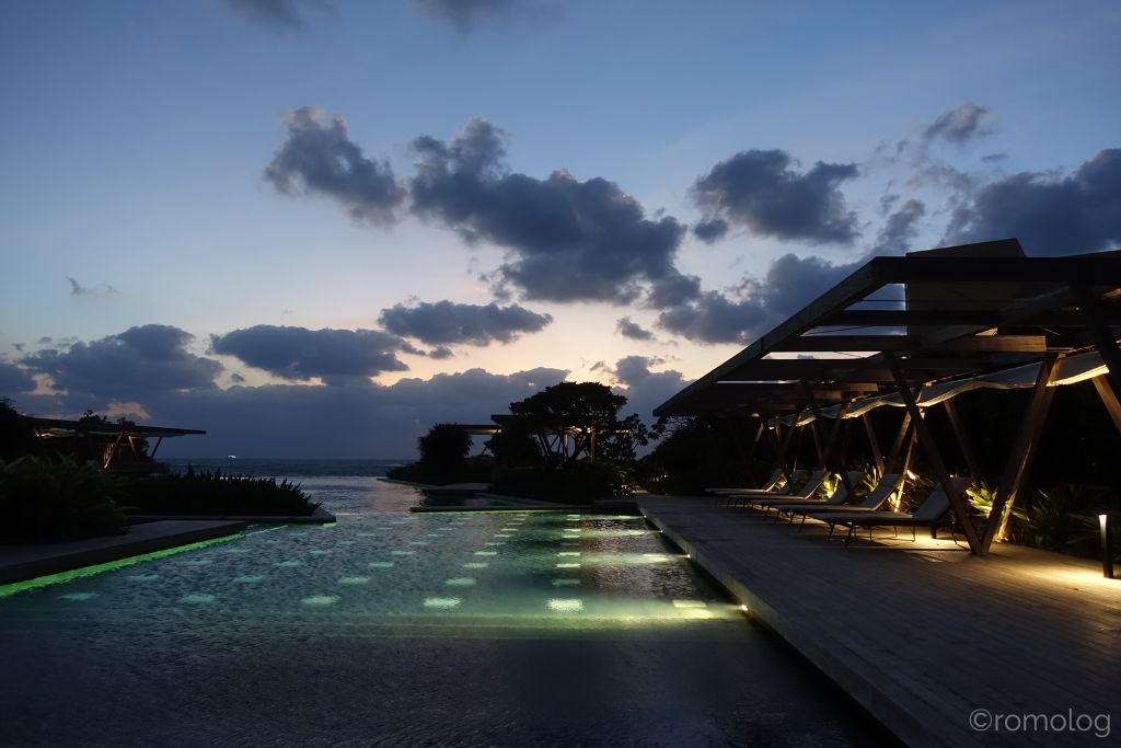 星のや沖縄の夕暮れ時のプール